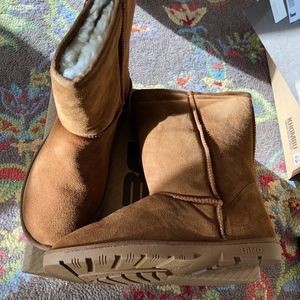 LAMO chestnut shearling 9" boot New in box